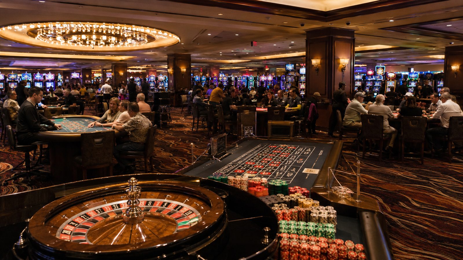 Plancher de casino avec machines à sous et tables de jeu