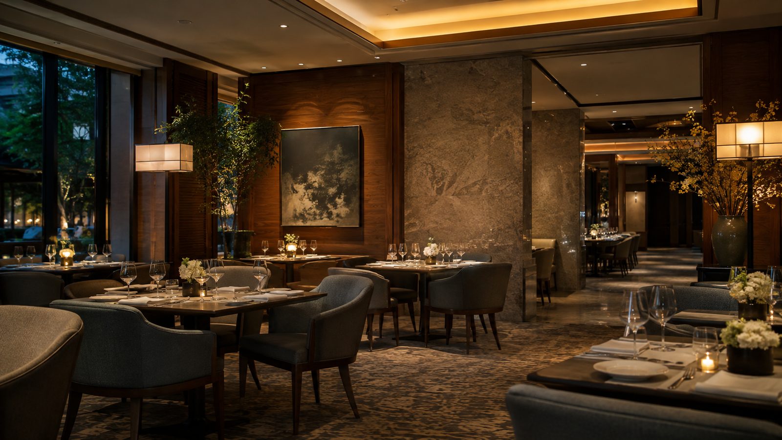 Restaurant d'hôtel à l'éclairage chaleureux