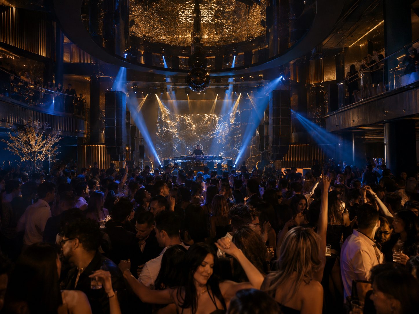 Salle animée avec scène et éclairage de spectacle